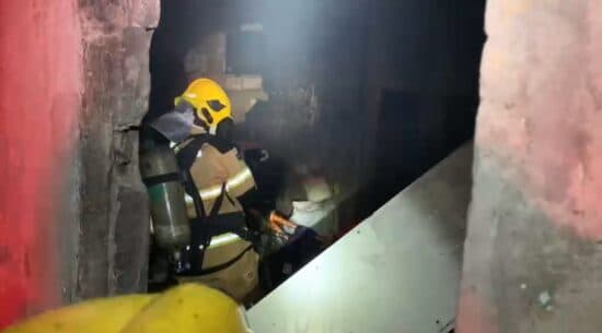 Bombeiros do CBMSE combatem incêndio em residência no bairro Santos Dumont, Aracaju