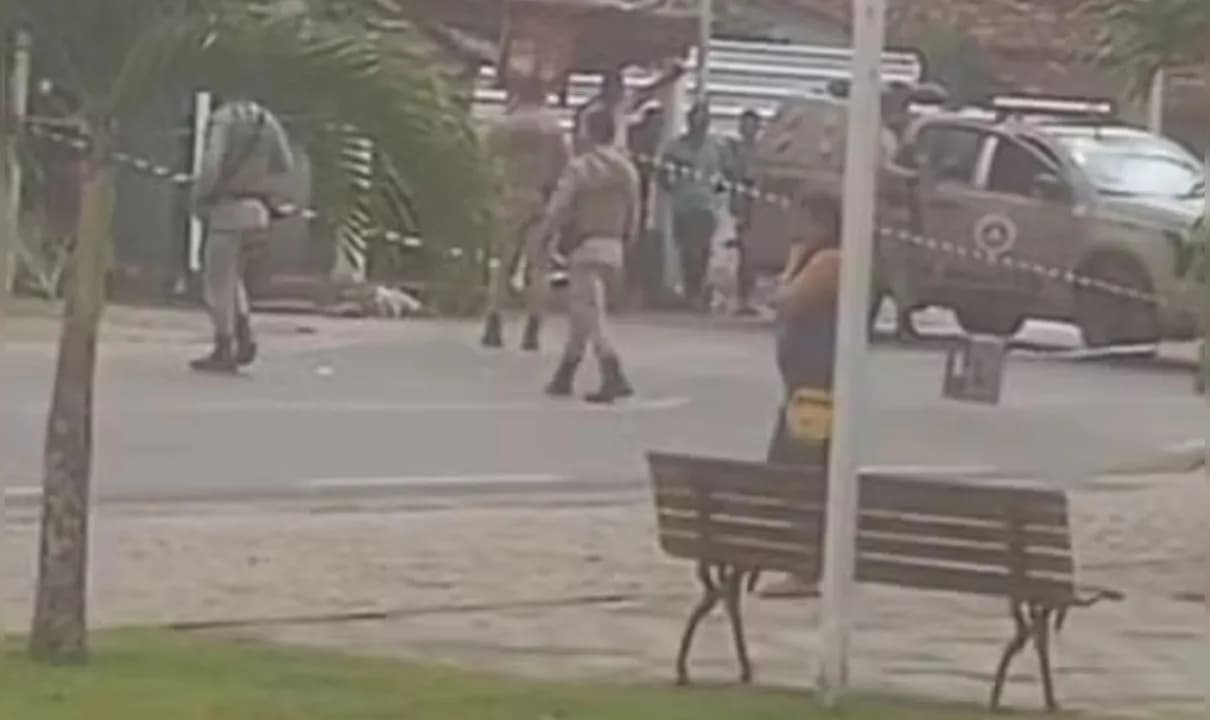 Principais suspeitos são dois homens, que chegaram ao local de moto e atiraram contra vítimas. 