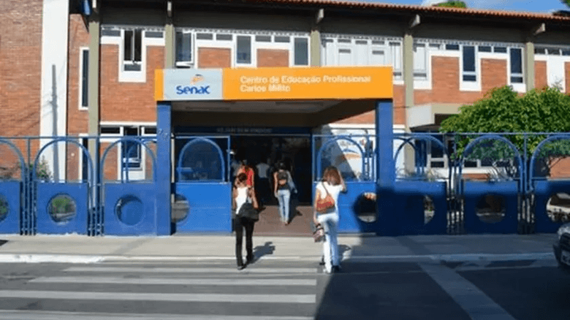 Sala de aula profissionalizante do Senac com instrutor e alunos