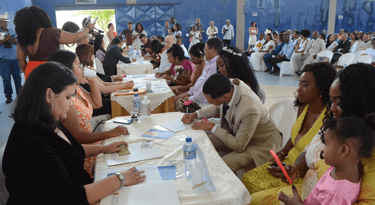 Casais participam de cerimônia de casamento coletivo em Feira de Santana