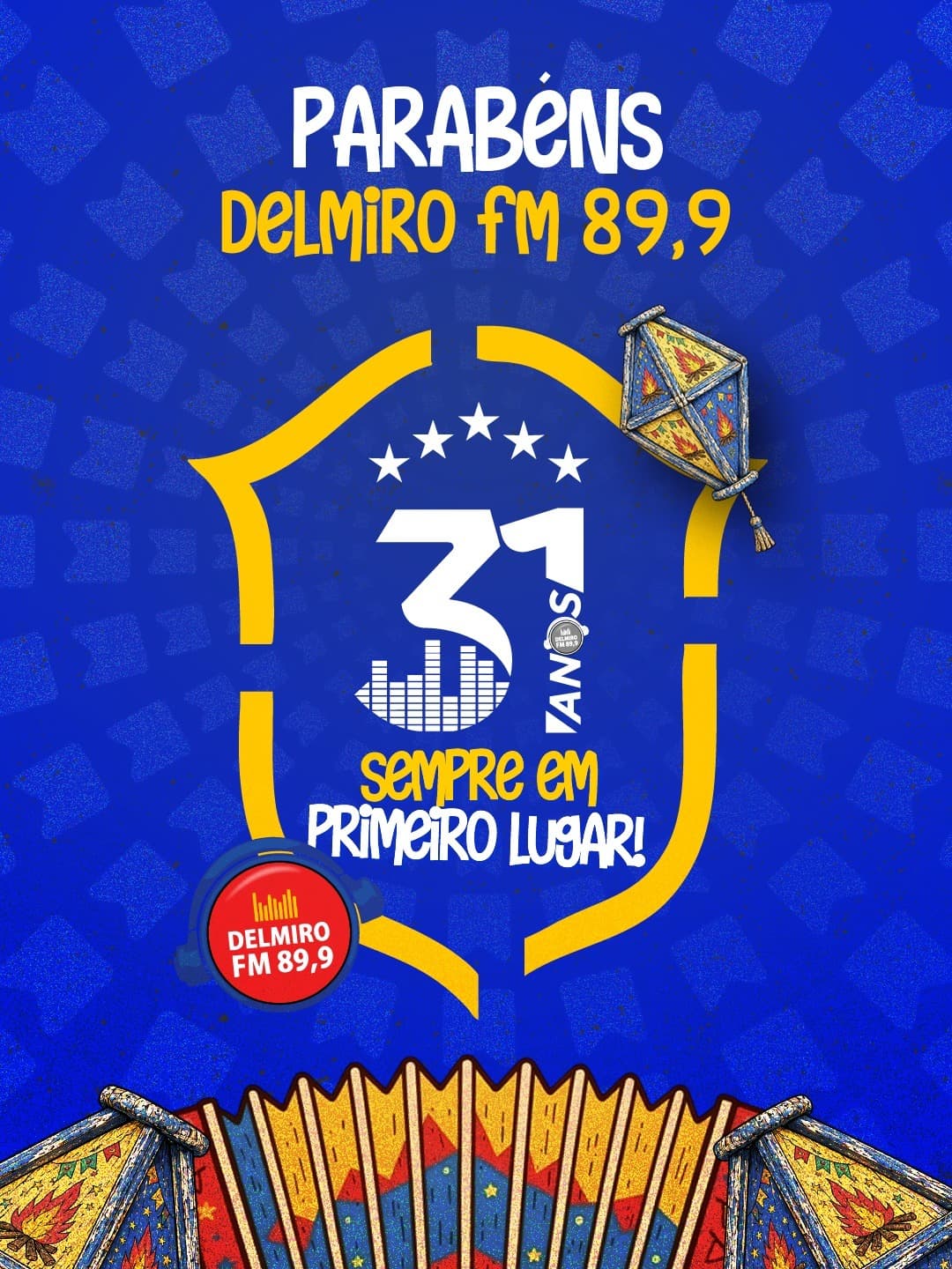 Torre de transmissão de rádio FM no sertão nordestino ao entardecer