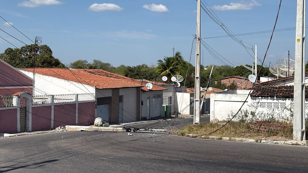 Poste danificado após acidente de trânsito em via urbana de Alagoas
