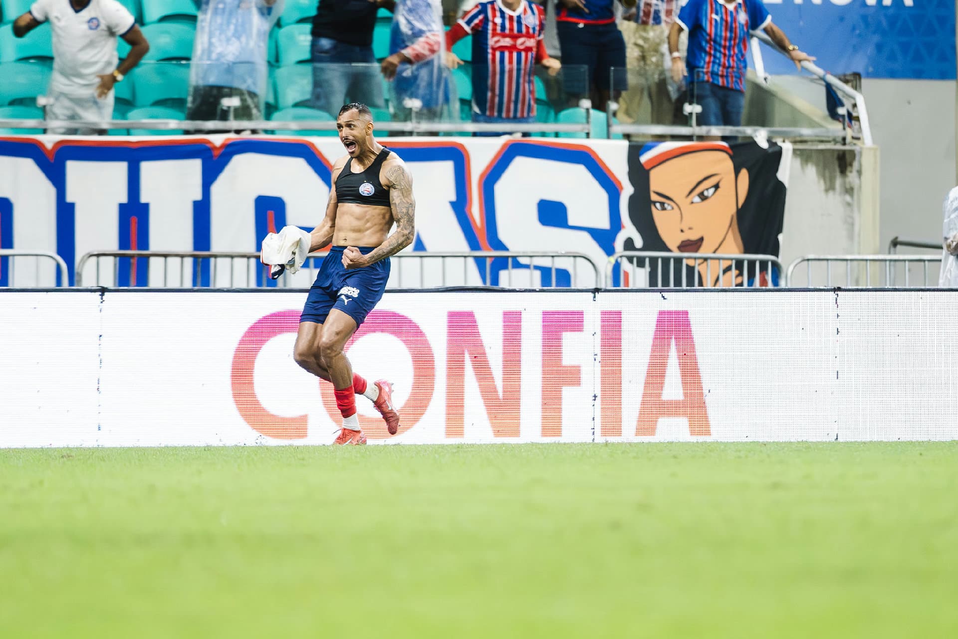 Zagueiro David Duarte comemorando gol com a camisa do Bahia na Arena Fonte Nova