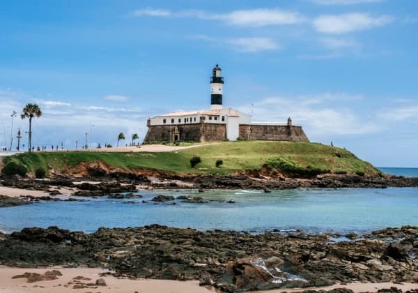 Marcha para Jesus em Salvador com multidão na orla entre Ondina e Farol da Barra