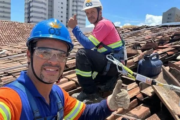 Painéis solares fotovoltaicos instalados em telhado residencial no Nordeste brasileiro