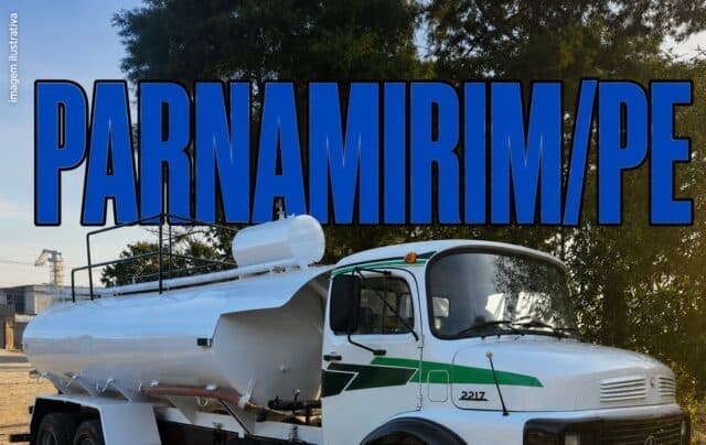 Caminhão-pipa abastecendo cisterna em município do sertão de Pernambuco