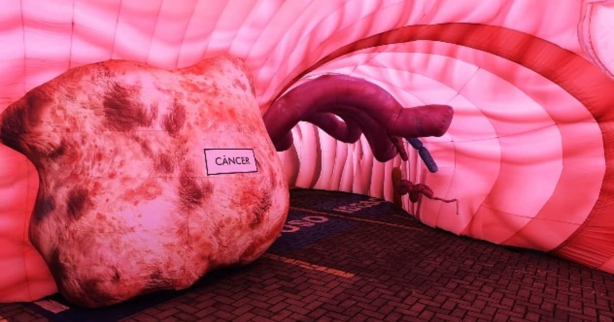 Estrutura inflável em formato de estômago humano instalada no Salvador Shopping para o evento Por Dentro da Gastro