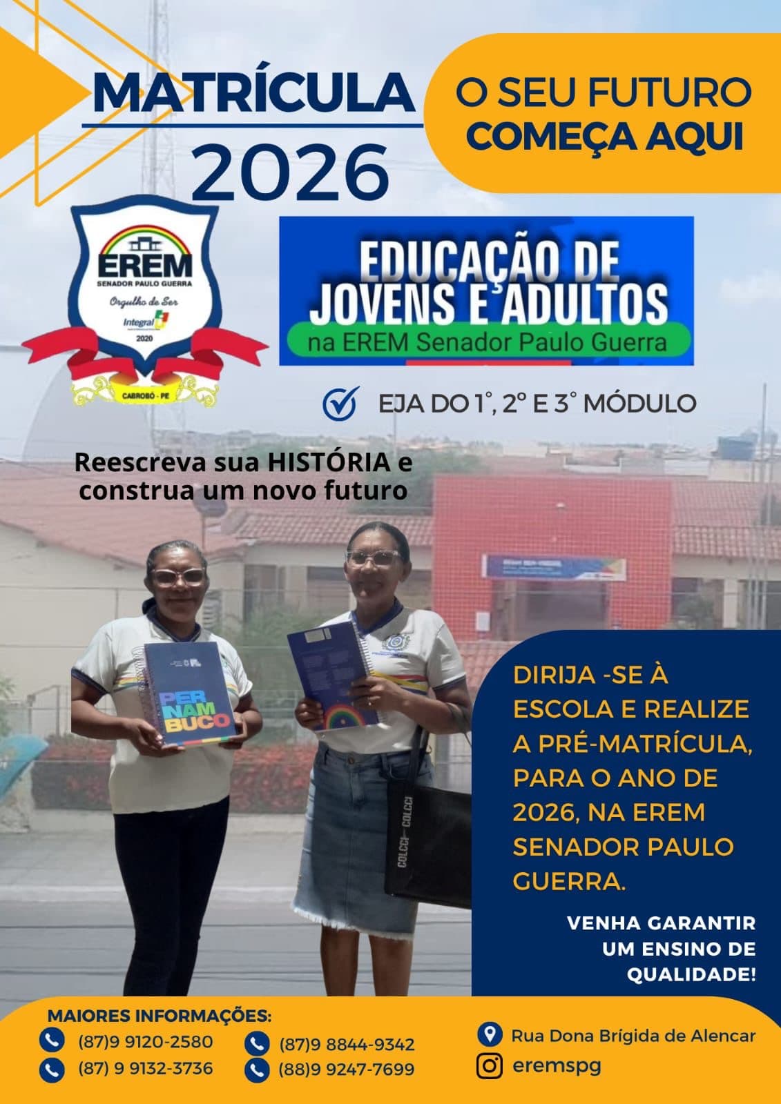 Fachada de escola pública estadual no sertão de Pernambuco com alunos adultos ao redor