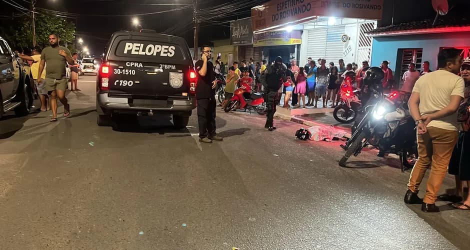 Cena do atentado no bairro Baixão em Arapiraca com presença de viaturas policiais