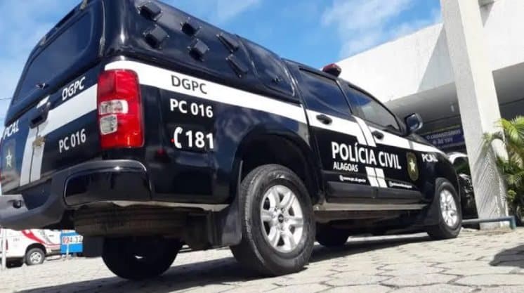 Viaturas da Polícia Civil de Alagoas durante operação policial