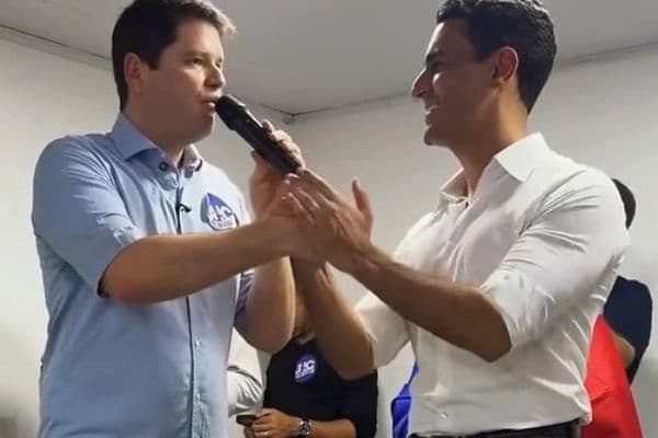 Palanque político com lideranças durante evento de pré-campanha em Alagoas