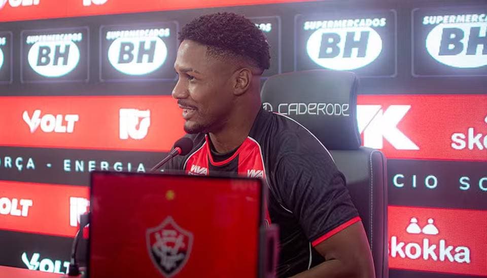 Lateral-direito Fabiano Souza durante apresentação no Esporte Clube Vitória