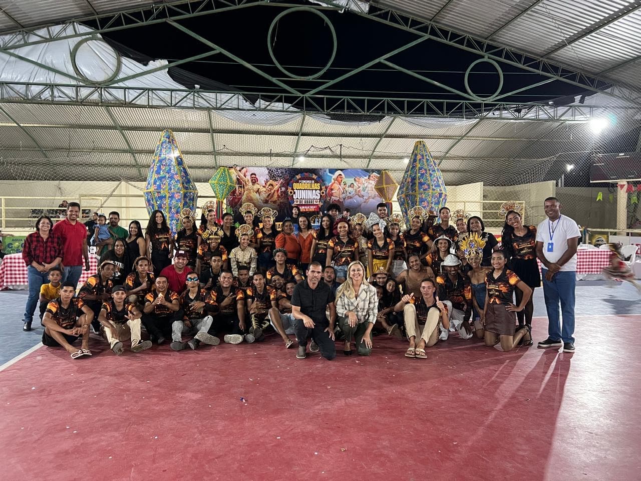 Quadrilha junina se apresentando em arraial do sertão baiano com dançarinos em trajes típicos coloridos