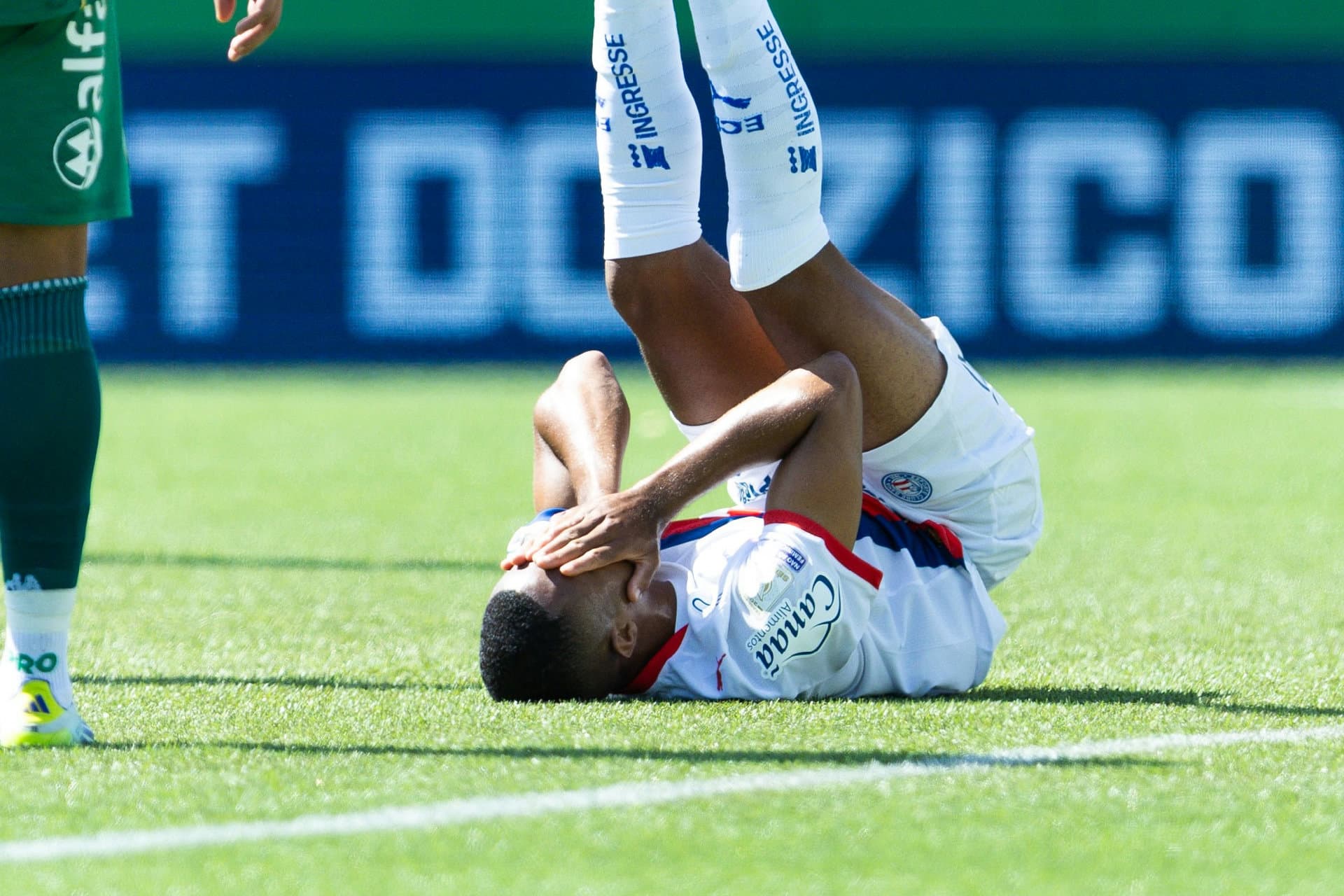 Volante Erick, do Bahia, em campo durante jogo do Campeonato Brasileiro