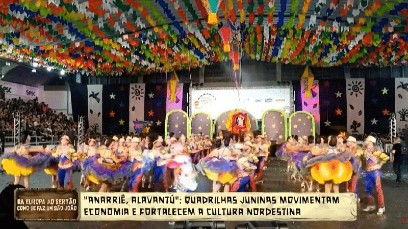 Quadrilha junina com figurinos coloridos se apresentando em arraial do Nordeste