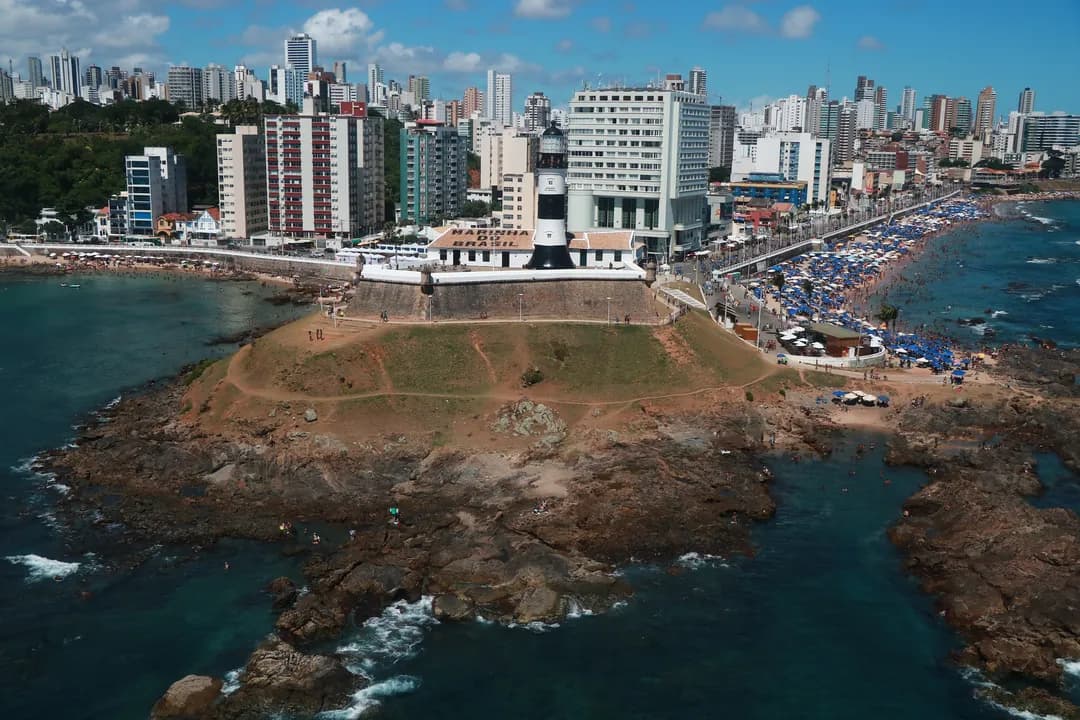Sol forte sobre o Rio São Francisco em Paulo Afonso, Bahia, durante dia de calor intenso