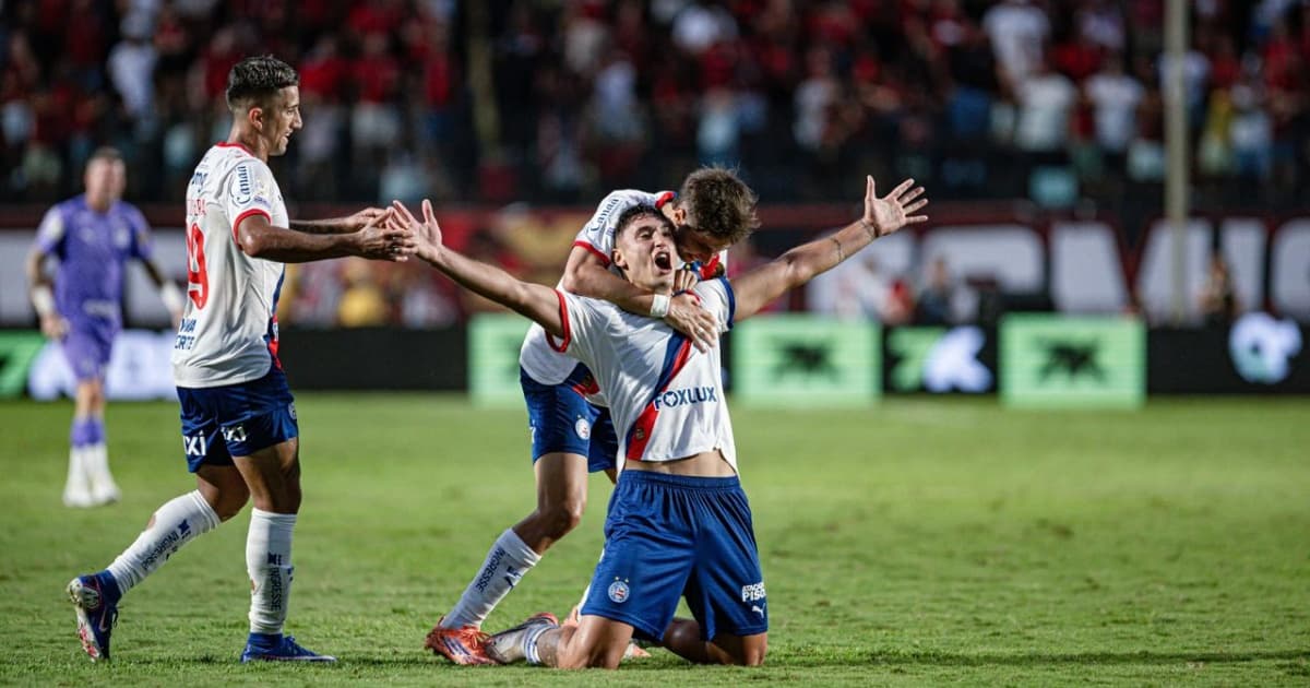 Jogadores do Bahia comemoram gol contra o Vitória no Barradão