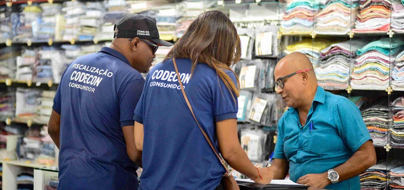 Agentes fiscalizam produtos eletrônicos apreendidos em operação contra falsificação em Salvador