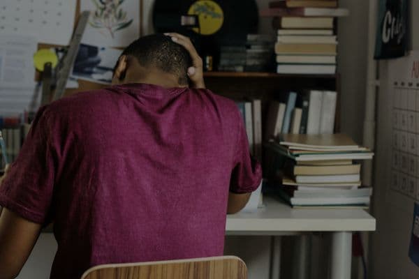 Criança estudando em sala de aula do Nordeste brasileiro