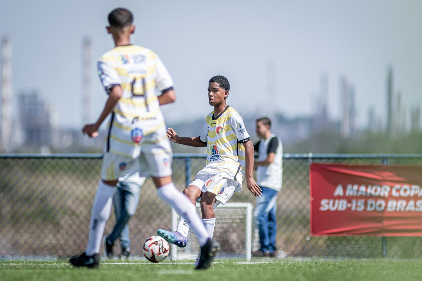 Jogadores sub-15 em campo durante a Copa 2 de Julho na Bahia