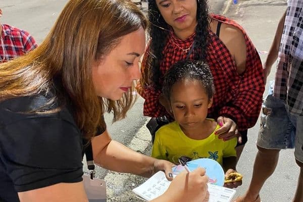 Criança com pulseira de identificação em festa junina