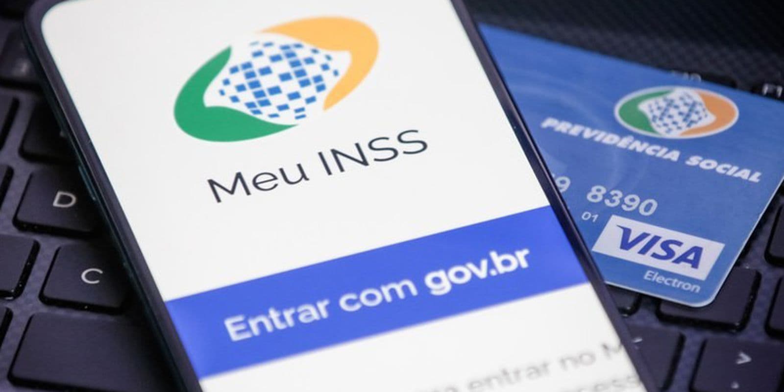 Pessoa acessando o portal Meu INSS no computador