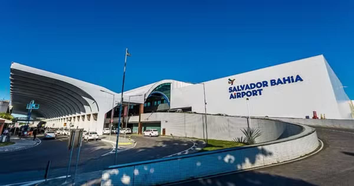Policiais federais escoltam foragido extraditado de Portugal no aeroporto de Salvador