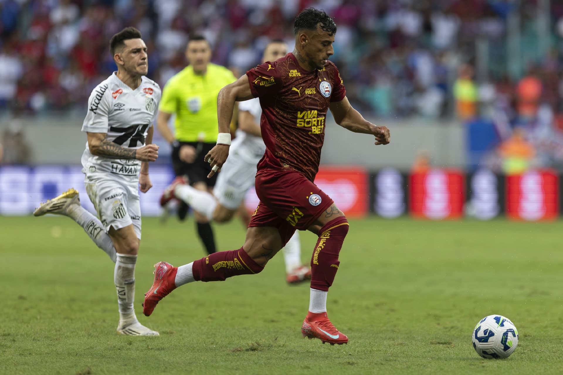 Luciano Rodríguez, atacante uruguaio ex-Bahia, em ação pelo Neom SC