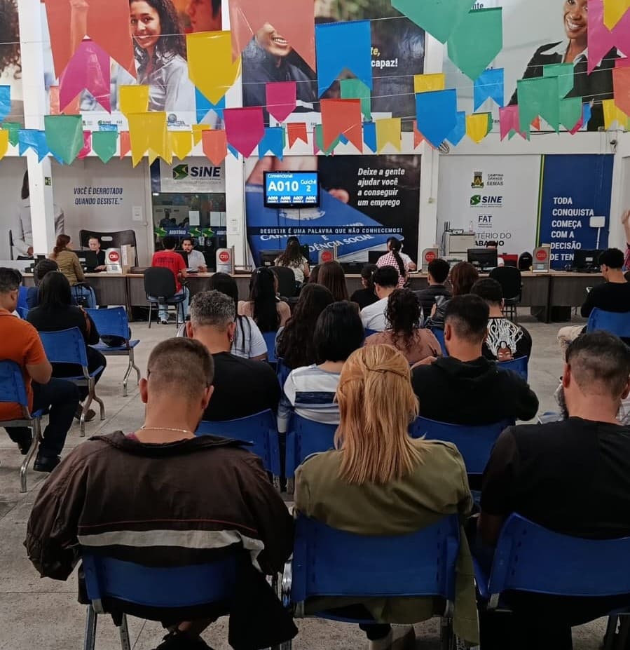 Fila de trabalhadores aguardando atendimento em agência do Sine para se candidatar a vagas de emprego