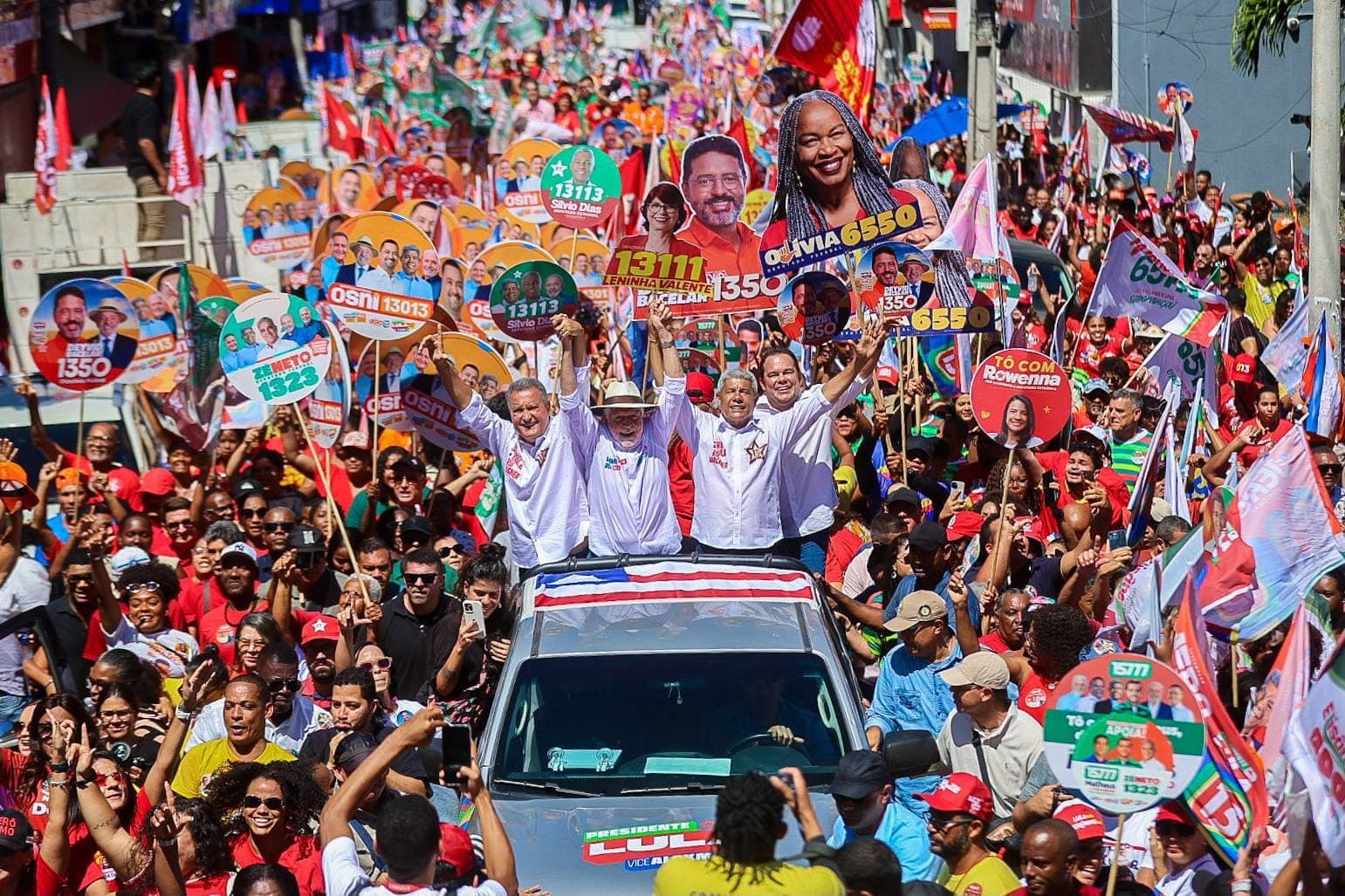 Caminhada política em Feira de Santana reúne apoiadores com bandeiras vermelhas