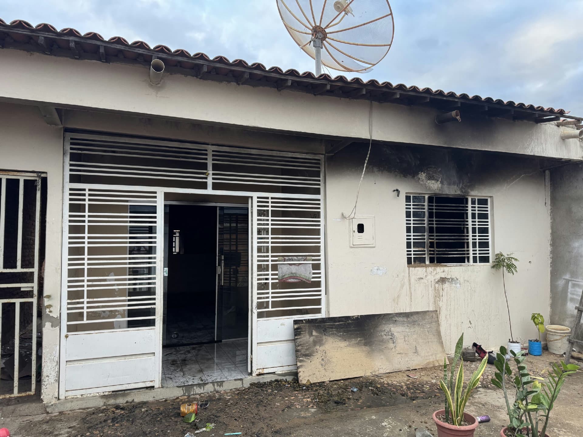 Casa com sinais de incêndio em bairro residencial, representando o caso de Cabrobó (PE)