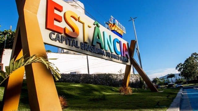 Policiais militares realizam primeiros socorros em criança durante patrulhamento em Estância, Sergipe