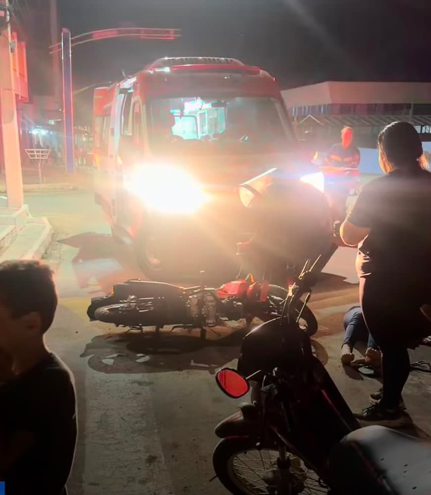 Ambulância do SAMU atendendo ocorrência de trânsito à noite