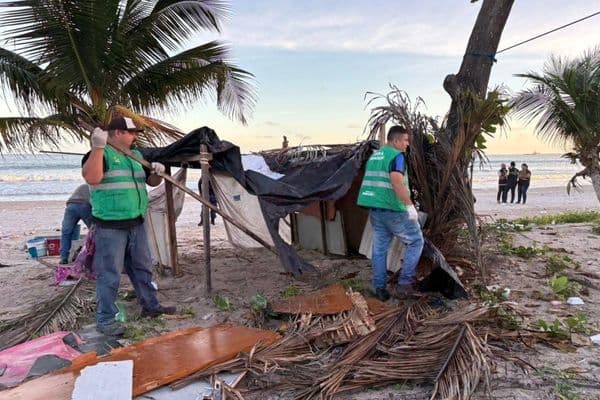 Equipes da Semsc durante operação de retirada de estruturas irregulares em praia de Maceió