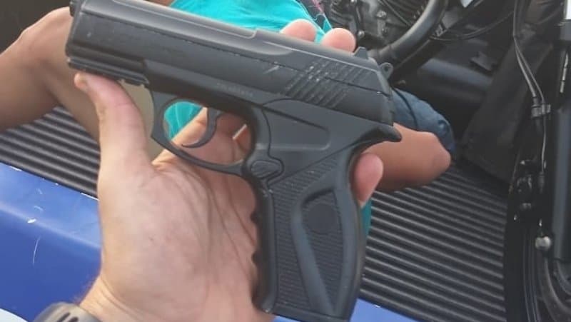 Policiais militares do 13º BPM com motocicletas e celulares recuperados após assalto no bairro Aruana, em Aracaju