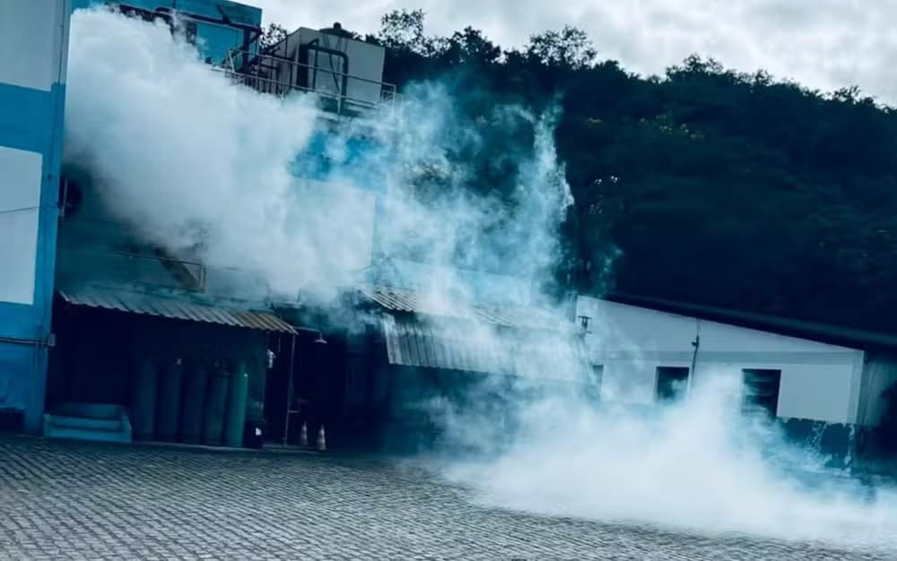 Bombeiros em operação de contenção de vazamento de gás amônia em área industrial