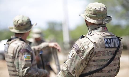 Viatura da Polícia Militar de Sergipe em rodovia durante abordagem noturna