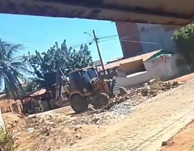 Rua do bairro Bonitinho em Cabrobó com entulho acumulado em via pública antes da remoção pela Secretaria de Infraestrutura