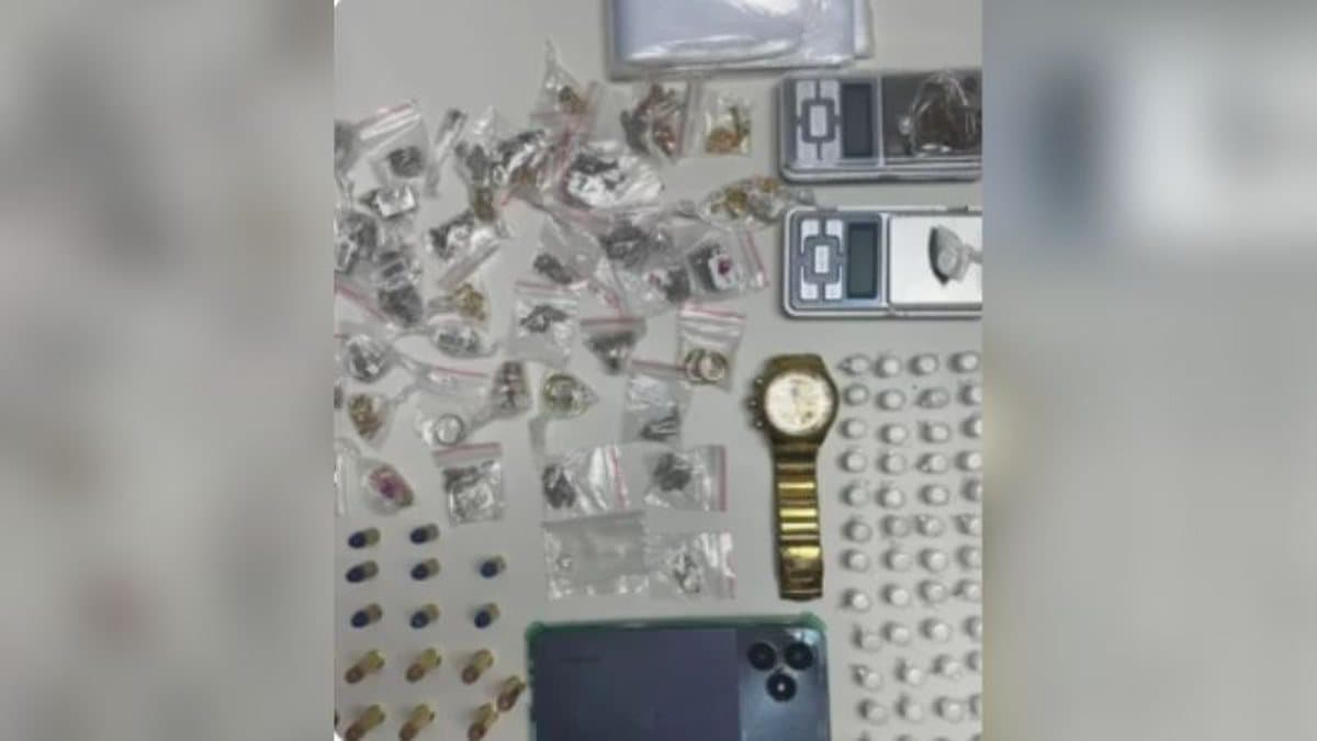 Policiais militares durante operação de apreensão de drogas e materiais ilícitos na Bahia