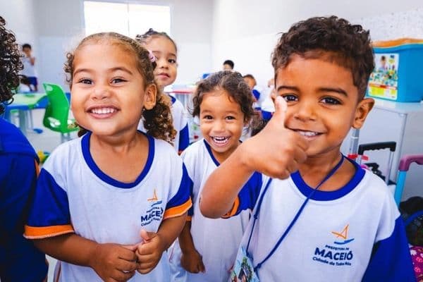 Estudantes em sala de aula da rede municipal de Maceió