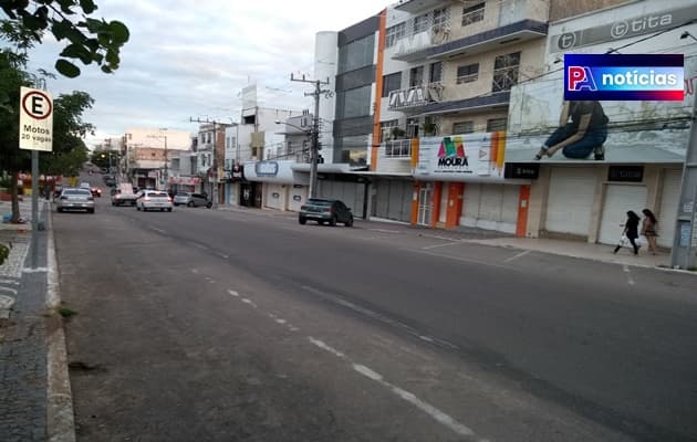 Fachada de estabelecimento comercial com horário de funcionamento aos sábados em Paulo Afonso, Bahia