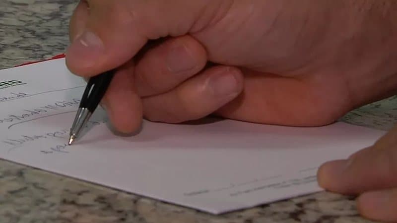 Carimbo médico falso e documentos sobre mesa de investigação policial