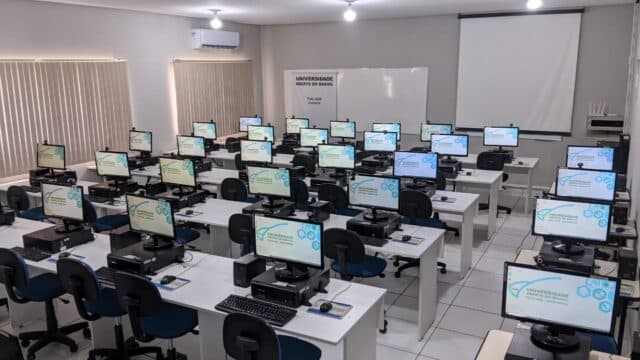 Campus da Univasf com estudantes, representando oportunidade de graduação EaD em Administração Pública no polo de Juazeiro