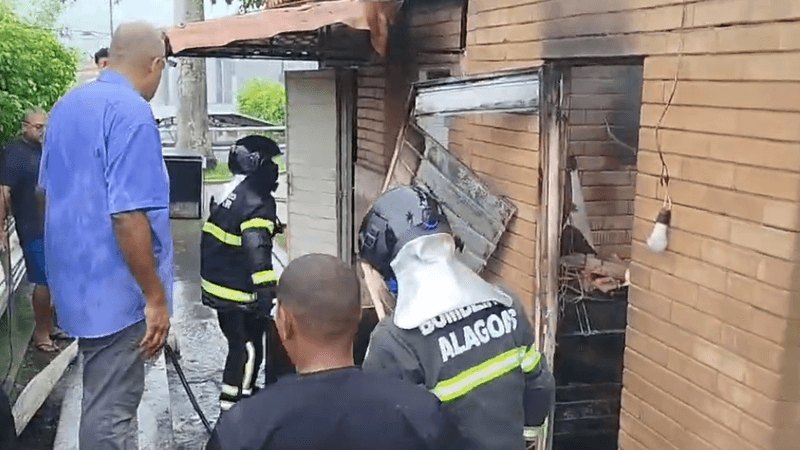 Quiosque destruído por incêndio na Praça da Matriz de São Miguel dos Campos, Alagoas