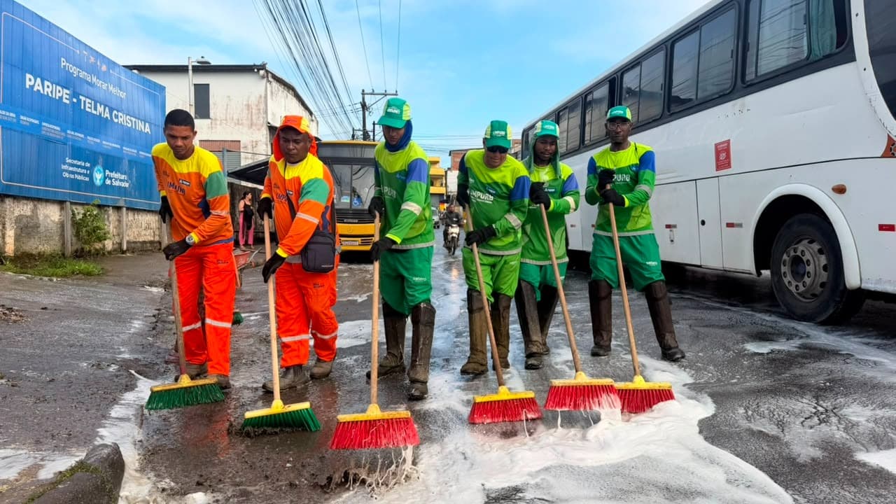 Agentes da Limpurb realizando limpeza urbana no Subúrbio Ferroviário de Salvador durante a Operação Bairro no Grau