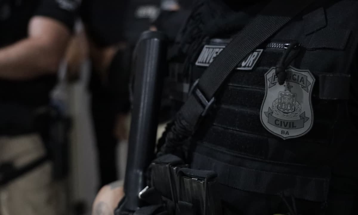 Policiais da Coorpin e Gatti durante operação de cumprimento de mandado em Valença, Bahia