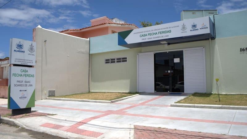 Profissional de saúde realizando curativo especializado em pé de paciente diabético