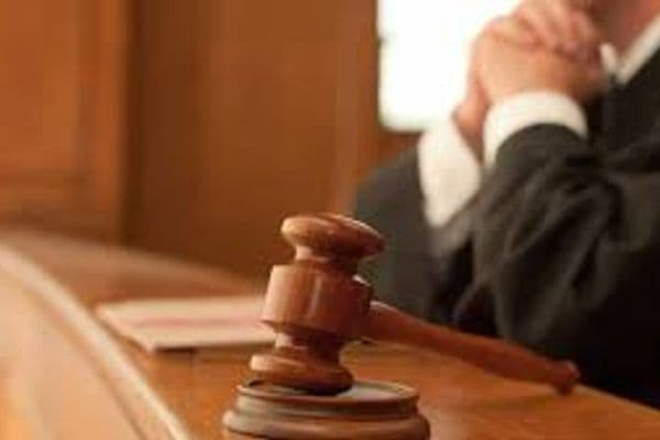 Balança da justiça ao lado de notas de reais, simbolizando a desigualdade salarial entre magistrados e trabalhadores da cultura no Brasil