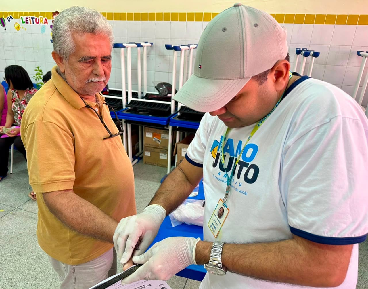 Moradores aguardam atendimento em mutirão de serviços públicos em escola de Aracaju