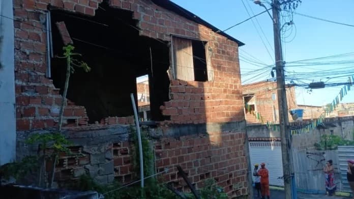 Fachada de edificação com danos estruturais em área urbana de Salvador